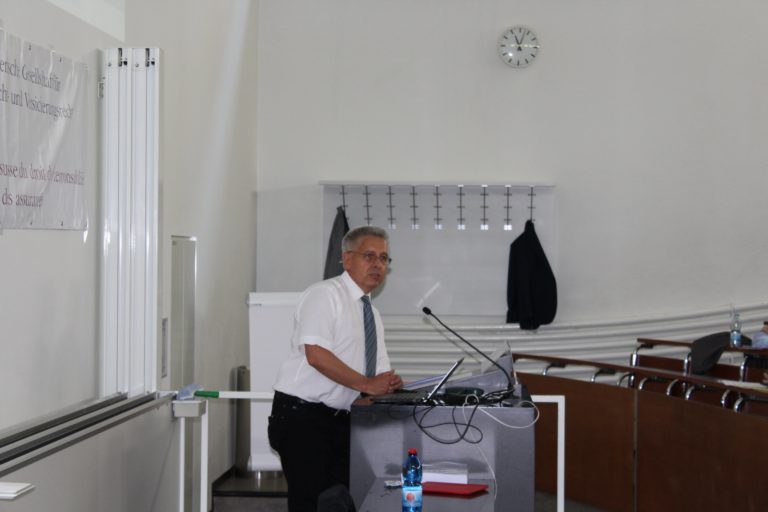 Der Vizepräsident Felix Schöbi führt durch die Aktualitäten.