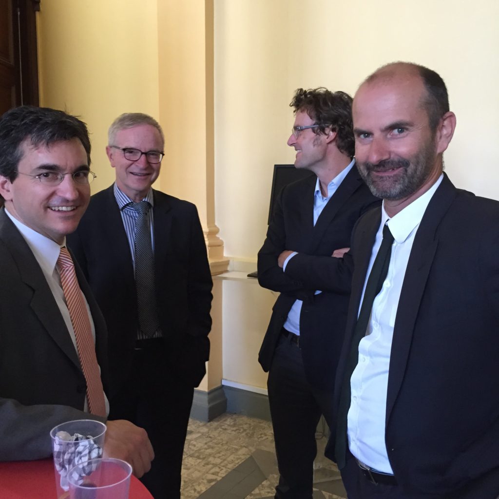 Mitglieder_diskutieren_2-min